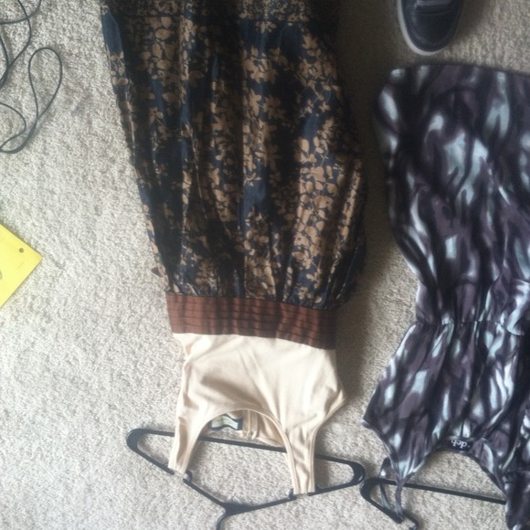 Three medium dresses - Picture 4 of 4