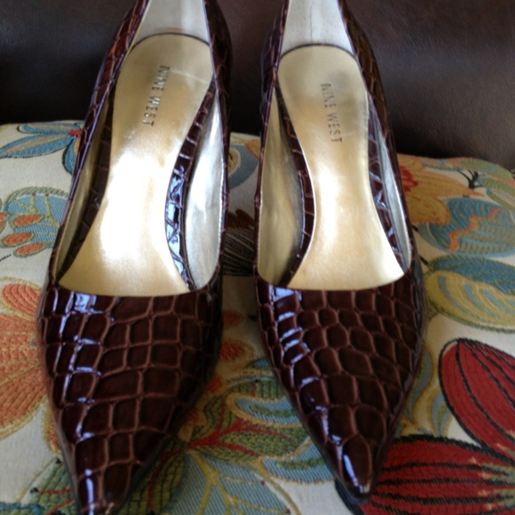 Women's size 8.5 Nine West brown crocodile heels.