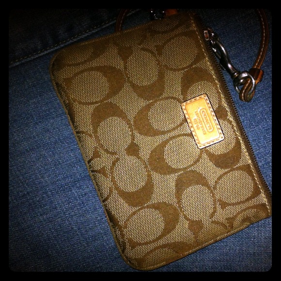 ♦RESERVED♦Authentic COACH Wristlet