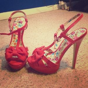 Shi  red pumps with bow