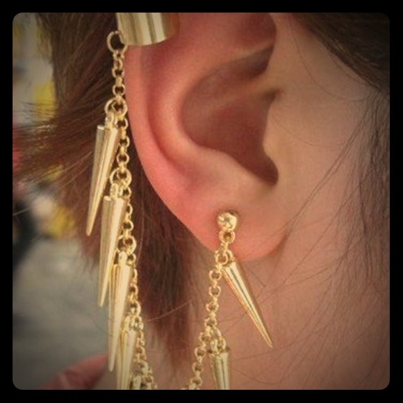 Spiked ear cuff