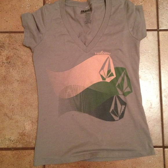 Volcom V-neck - Picture 2 of 2