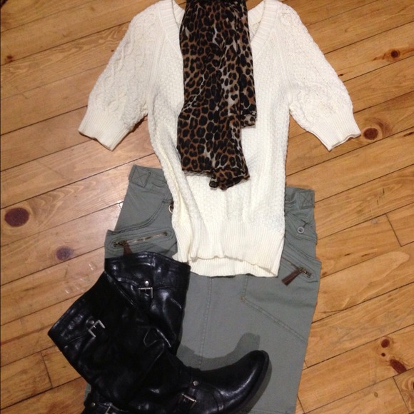 💗SOLD💗 PP $8 Cream short-sleeved sweater