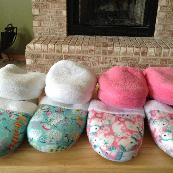 **SOLD**Bundle if 4 pairs of joe boxer slippers :)
