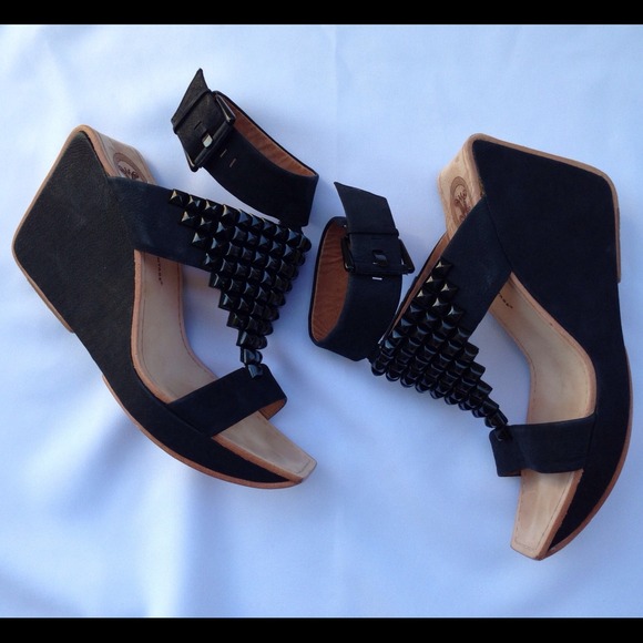 💋SOLD💋Modern Vintage  Studded T-Strap Wedge - Picture 2 of 4