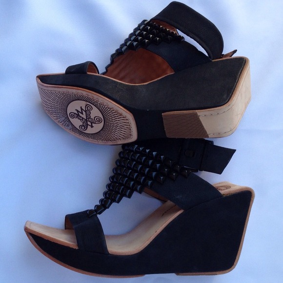 💋SOLD💋Modern Vintage  Studded T-Strap Wedge - Picture 4 of 4