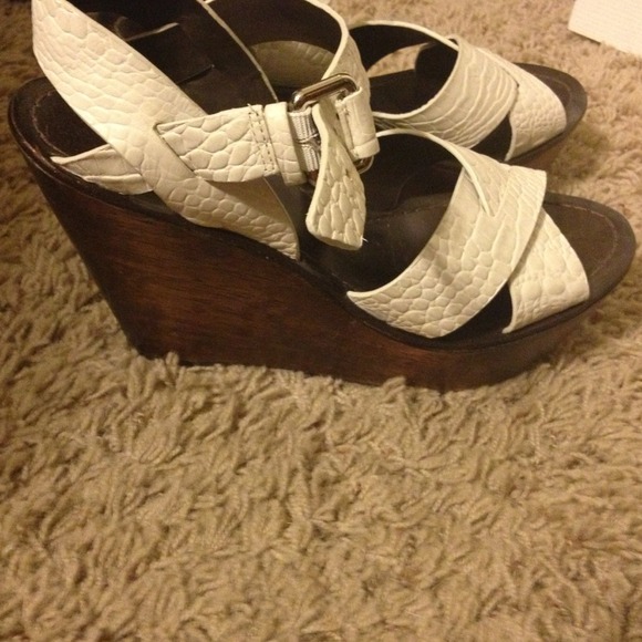 White snake skin. Theory wedges. Size 8.5 - Picture 2 of 2