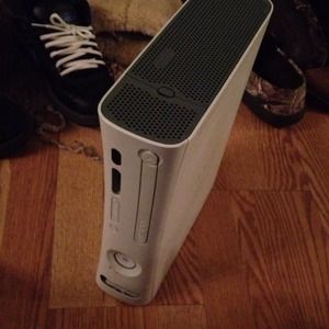 Xbox 360 works great sold as is no cords