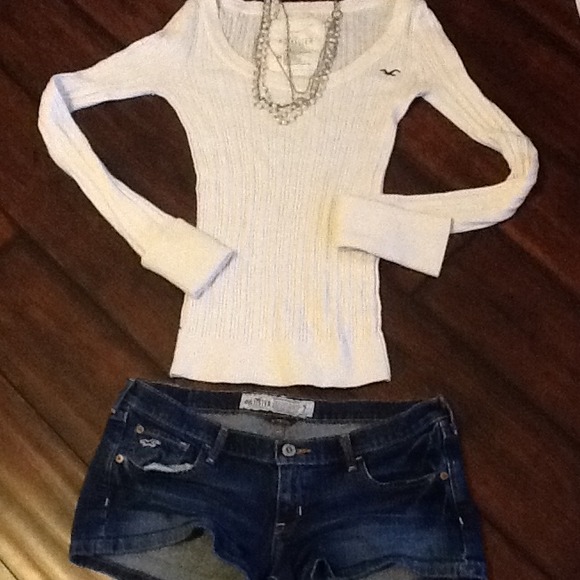 Hollister sweater size medium