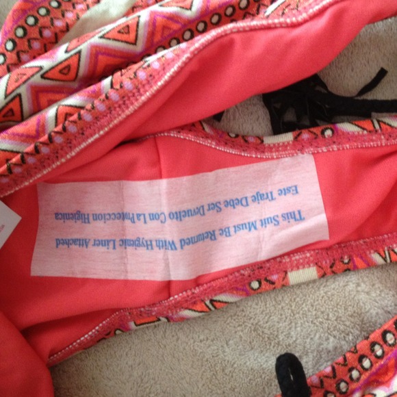 Bikini - Picture 2 of 4