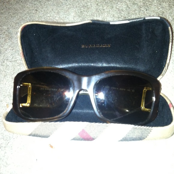 Burberry brown sun glasses and case
