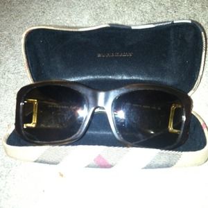 Burberry brown sun glasses and case