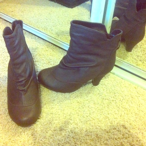 Cute brown boots. 👍👍👍👍🎀🎀🎀🎀