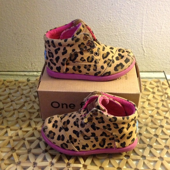 Sold in bundle...Tiny leopard Toms.