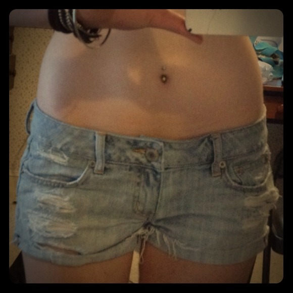 American eagle destroyed denim shorts