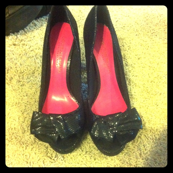 Cute sparkly bow heels.