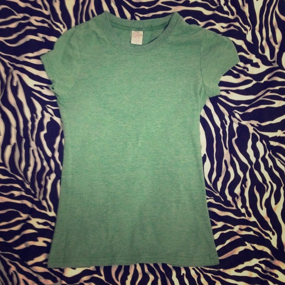 Green wordless short sleeve shirt