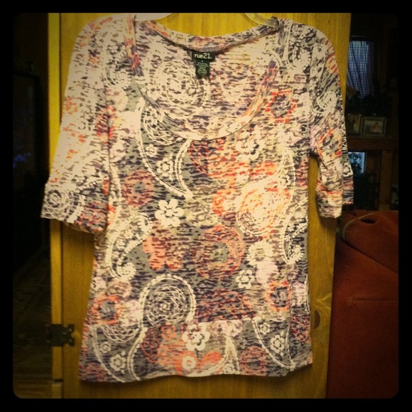 ❌Bundle jdelwood27❌Cute thin t-shirt type, size L