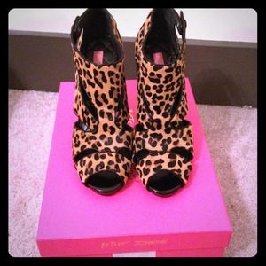 Betsy Johnson Leopard peep toe pumps