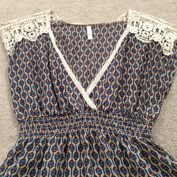 **SOLD** Pattern blouse - Picture 2 of 3