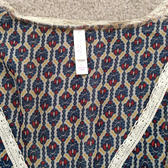 **SOLD** Pattern blouse - Picture 3 of 3