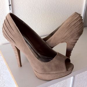 Nude peep toe pumps