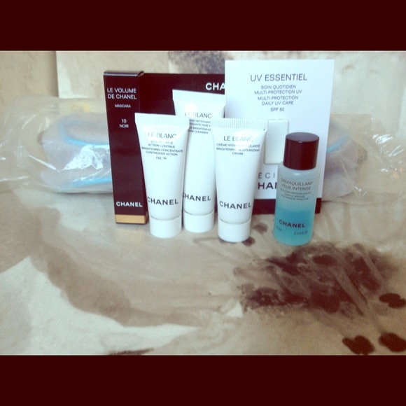 Makeup bag w/ channel makeup!