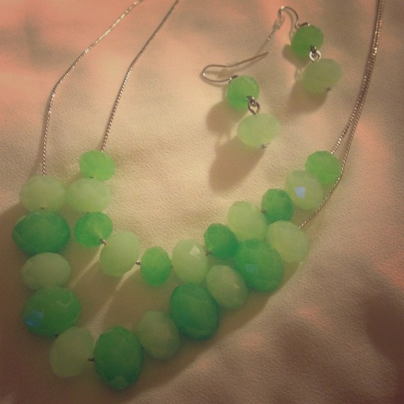 Jewelry - Delicate green necklace and earring set