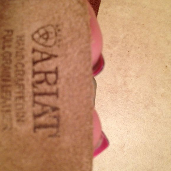 ::::: Bundle:::/Ariat belt never been used