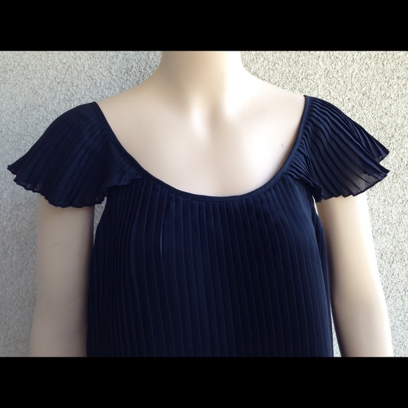 Chelsea Flower Pleated Swing Shirt - Picture 3 of 4