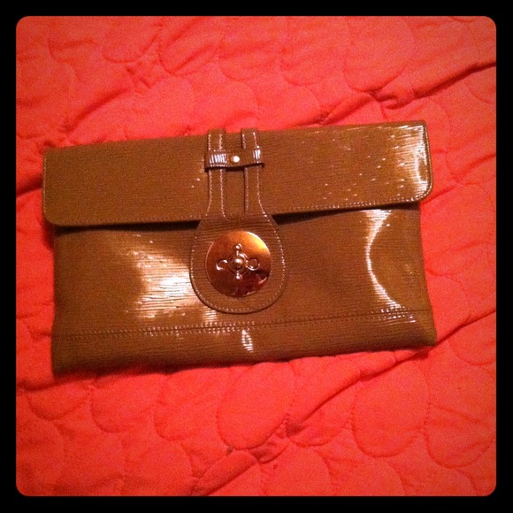 Bebe clutch!