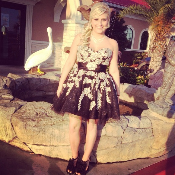 ‼️REDUCED‼️BEAUTIFUL prom dress. only worn once! - Picture 2 of 3