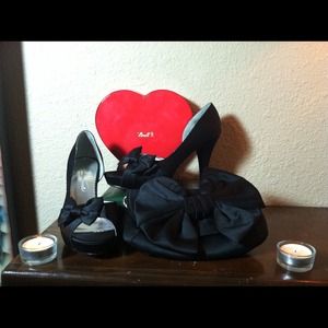 Beautiful open toe 4" heels with elegant bows.