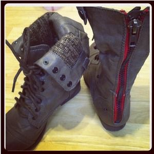 💥💥~Hold~💥💥 Vintage style lace up boots!