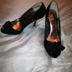Reduced Black heel w/ a velvet black bow Sz 6 1/2