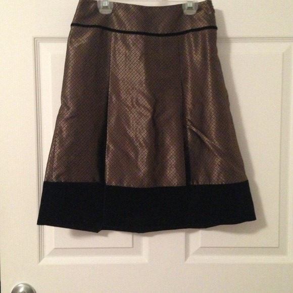 Reduced!! Ann Taylor gold and black pleated skirt