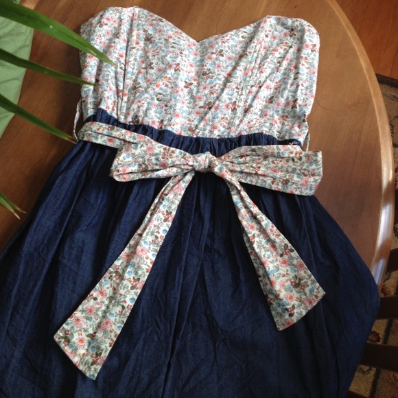 Dresses & Skirts - Strapless Floral print and denim dress