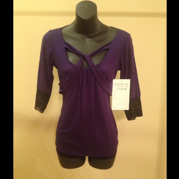 🌟SOLD🌟Front Design Top - Picture 2 of 4