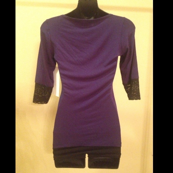 🌟SOLD🌟Front Design Top - Picture 3 of 4