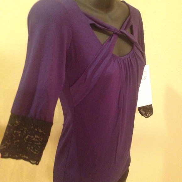 🌟SOLD🌟Front Design Top - Picture 4 of 4