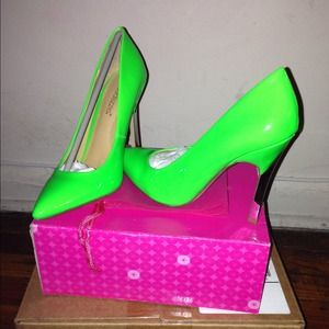 Shoedazzle Danger in green size 6 Shoedazzle Danger in green size 6