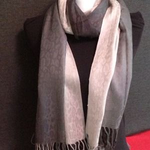 Grey tone & print scarf