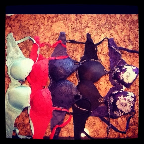 Lot of 5 32D Victoria's Secret bras!