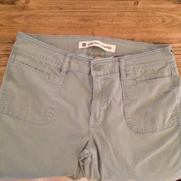 ⭐SOLD⭐GAP Low Rise Cropped Stretch Capris - Picture 2 of 3