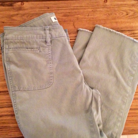 ⭐SOLD⭐GAP Low Rise Cropped Stretch Capris - Picture 3 of 3
