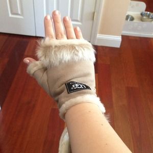 Hold til 2/21 for @langboys Ugg Fingerless gloves