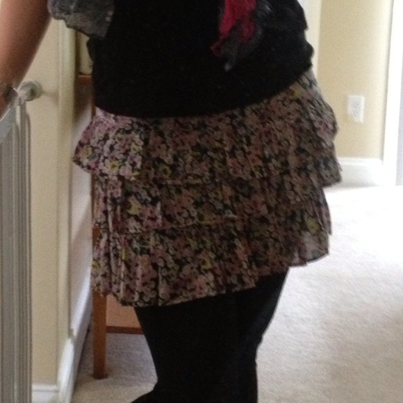 ⛔Sold⛔Floral print layered skirt - Picture 2 of 2