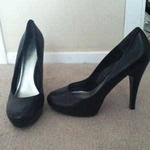 Black Nine West Pumps!!