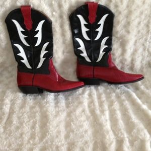Great cowboys boots!!!! Black white and deep red.