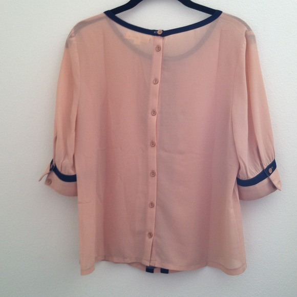 Vintage-inspired bow blouse - Picture 2 of 4